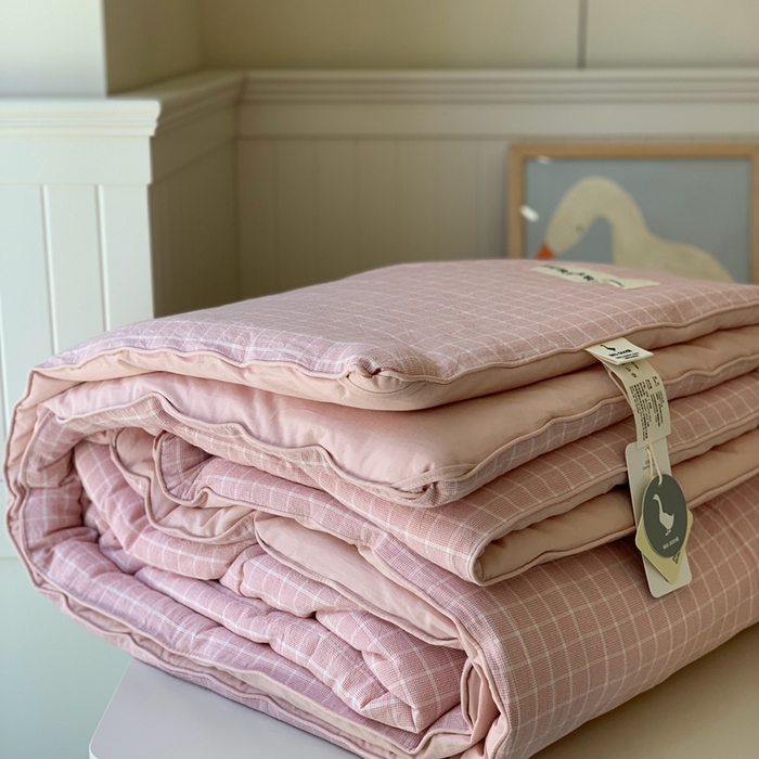 91家纺网 家纺一手货源 找家纺 汇庭2025新款·良品两件套（学生季春秋） 床盖·良品粉（春秋·胡桃格粉