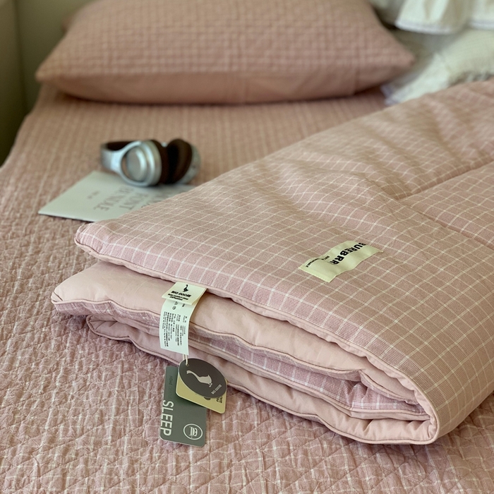91家纺网 家纺一手货源 找家纺 汇庭2025新款·良品两件套（学生季春秋） 床盖·良品粉（春秋·胡桃格粉