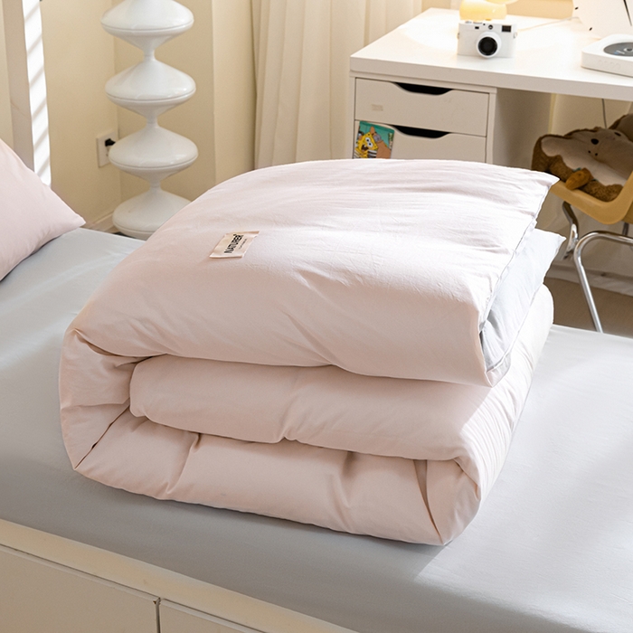 91家纺网 家纺一手货源 找家纺 佳汐蓝家纺 2025新款A类全棉水洗棉学生三件套 贴标-奶油粉+山灰