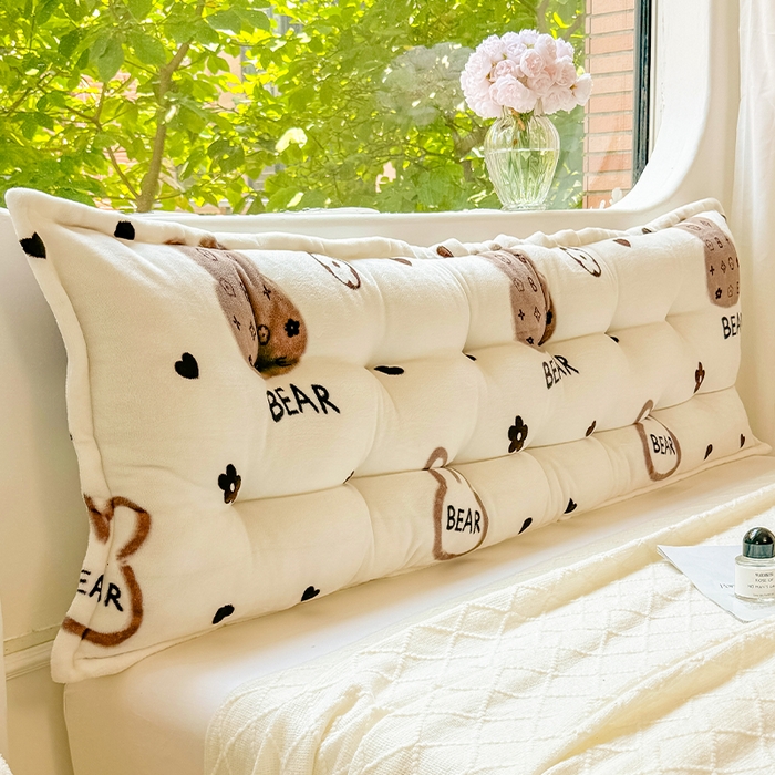 91家纺网 家纺一手货源 找家纺 （总）碧尔 2025新款可爱儿童床头靠垫学生卧室客厅沙发飘窗榻榻米软包靠背床上靠枕双排扣直条机械钉扣牛奶绒