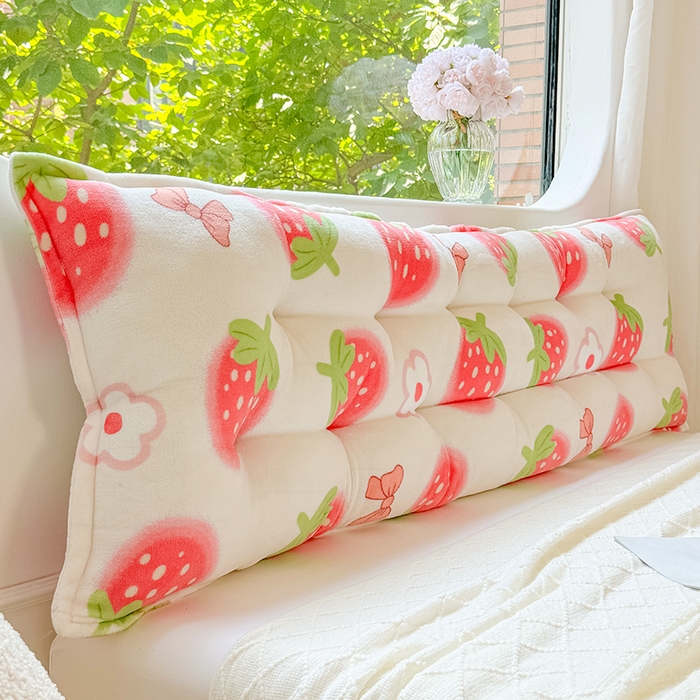 91家纺网 家纺一手货源 找家纺 碧尔 2025新款可爱儿童床头靠垫学生卧室客厅沙发飘窗榻榻米软包靠背床上靠枕双排扣直条机械钉扣牛奶绒 草莓小花