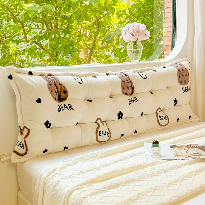 91家纺网 家纺一手货源 找家纺 碧尔 2025新款可爱儿童床头靠垫学生卧室客厅沙发飘窗榻榻米软包靠背床上靠枕双排扣直条机械钉扣牛奶绒 棕色小熊
