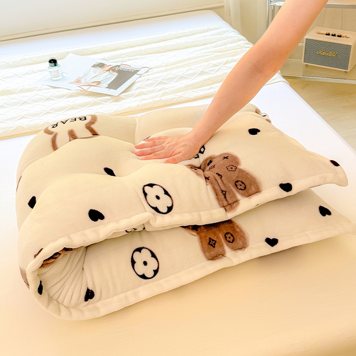 91家纺网 家纺一手货源 找家纺 碧尔 2025新款可爱儿童床头靠垫学生卧室客厅沙发飘窗榻榻米软包靠背床上靠枕双排扣直条机械钉扣牛奶绒 棕色小熊