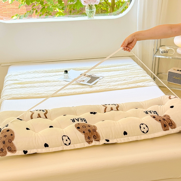 91家纺网 家纺一手货源 找家纺 碧尔 2025新款可爱儿童床头靠垫学生卧室客厅沙发飘窗榻榻米软包靠背床上靠枕双排扣直条机械钉扣牛奶绒 棕色小熊