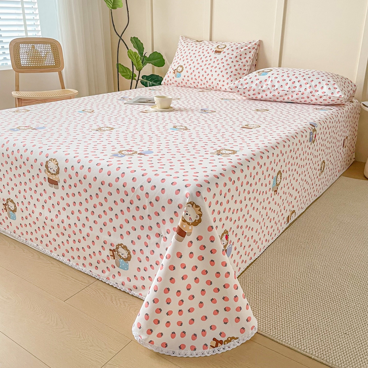 91家纺网 家纺一手货源 找家纺 首爱家纺2025新款花边款老粗布床单 草莓狮子