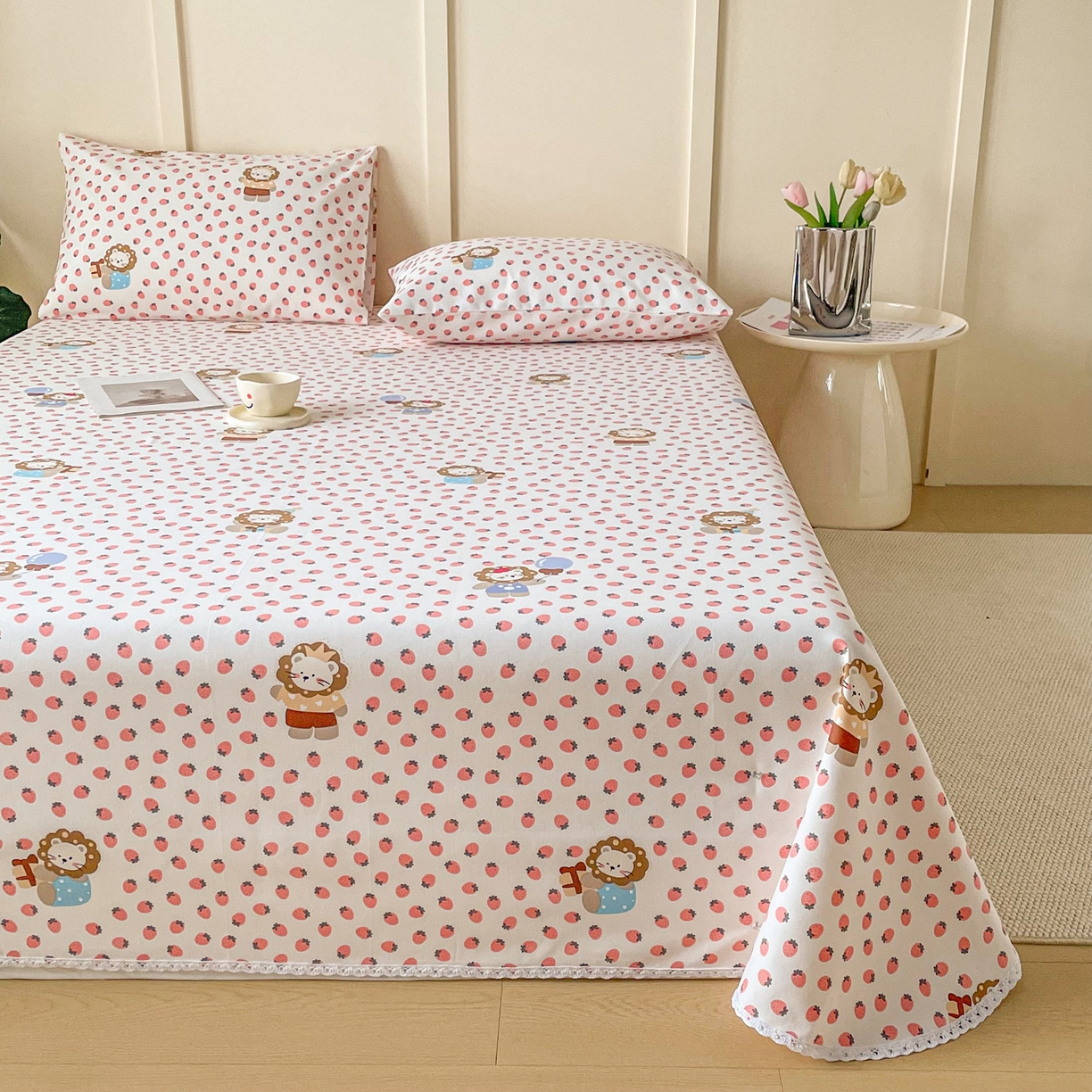 91家纺网 家纺一手货源 找家纺 首爱家纺2025新款花边款老粗布床单 草莓狮子