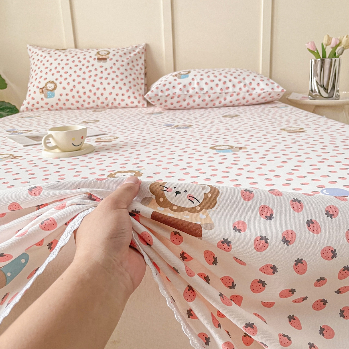 91家纺网 家纺一手货源 找家纺 首爱家纺2025新款花边款老粗布床单 草莓狮子