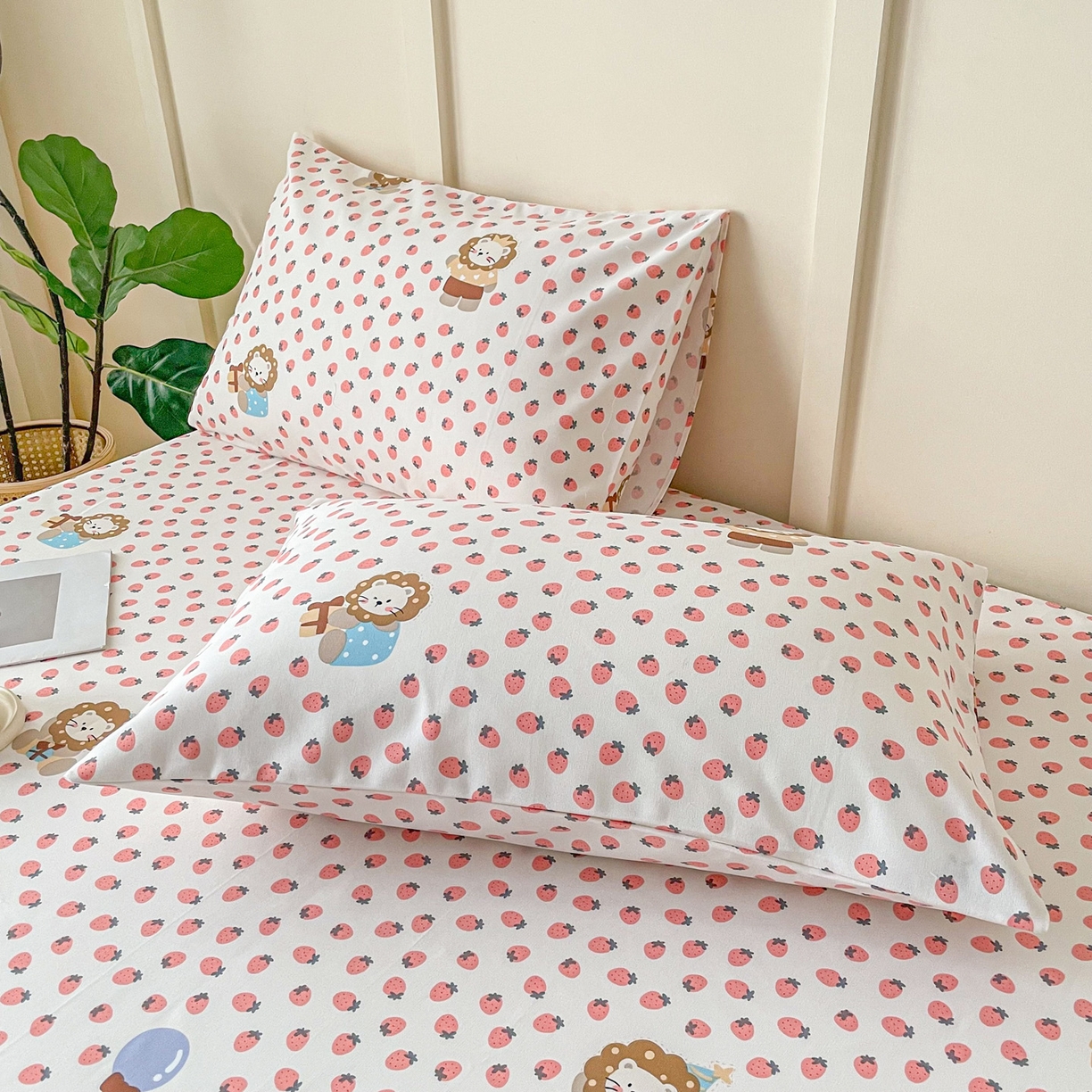 91家纺网 家纺一手货源 找家纺 首爱家纺2025新款花边款老粗布床单 草莓狮子