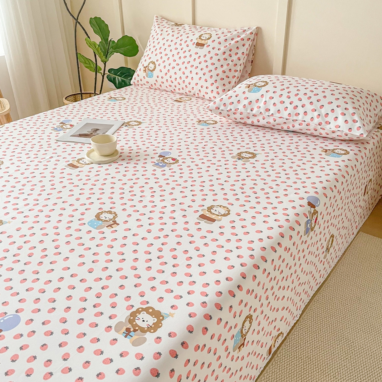 91家纺网 家纺一手货源 找家纺 首爱家纺2025新款花边款老粗布床单 草莓狮子