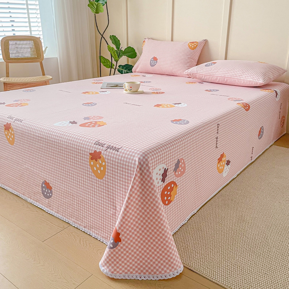 91家纺网 家纺一手货源 找家纺 首爱家纺2025新款花边款老粗布床单 草莓甜心