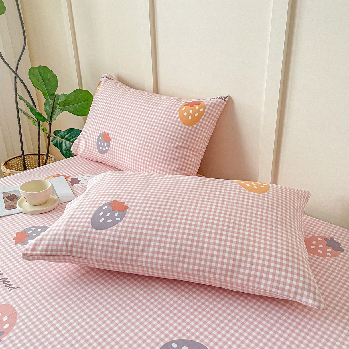 91家纺网 家纺一手货源 找家纺 首爱家纺2025新款花边款老粗布床单 草莓甜心