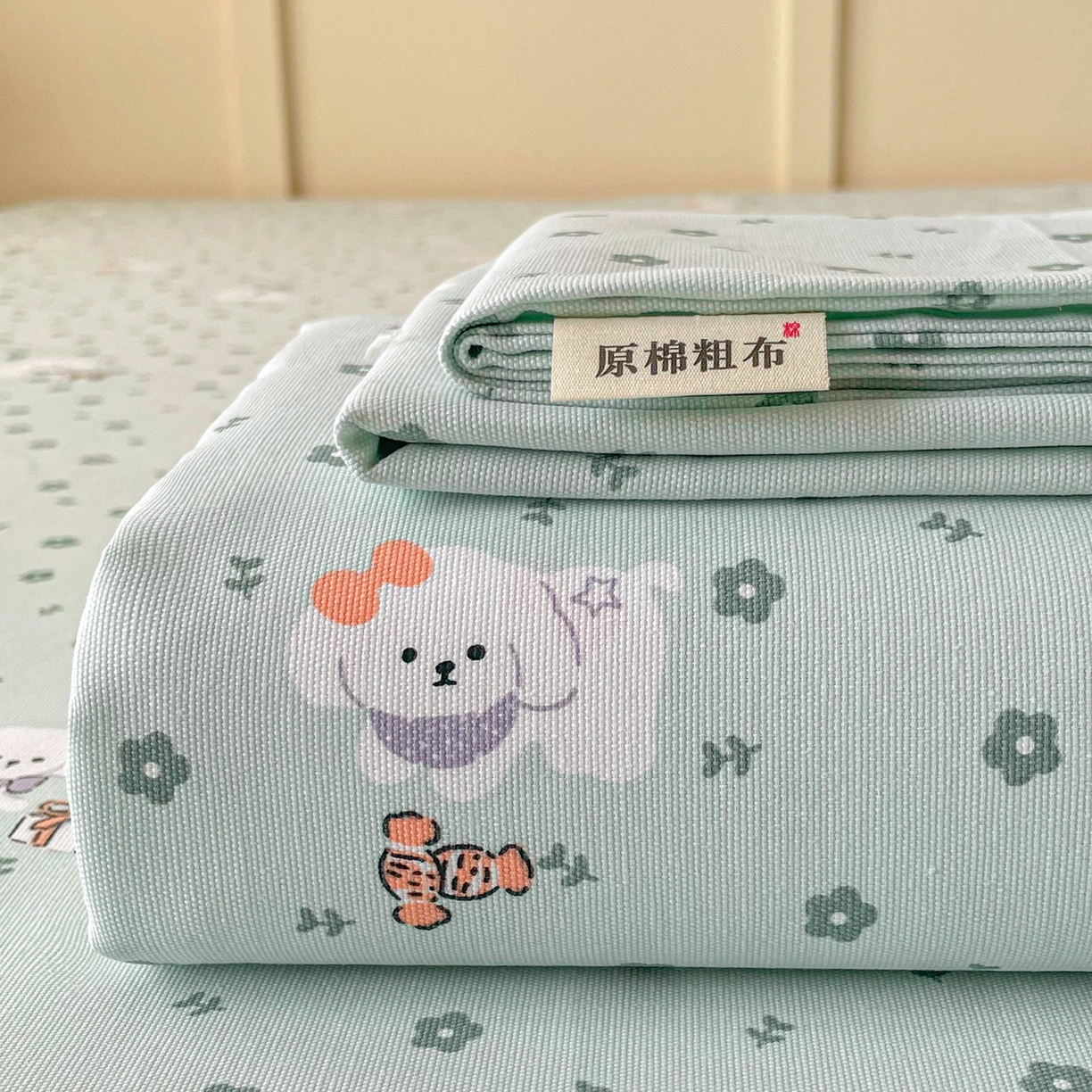 91家纺网 家纺一手货源 找家纺 首爱家纺2025新款花边款老粗布床单 幸运汪汪