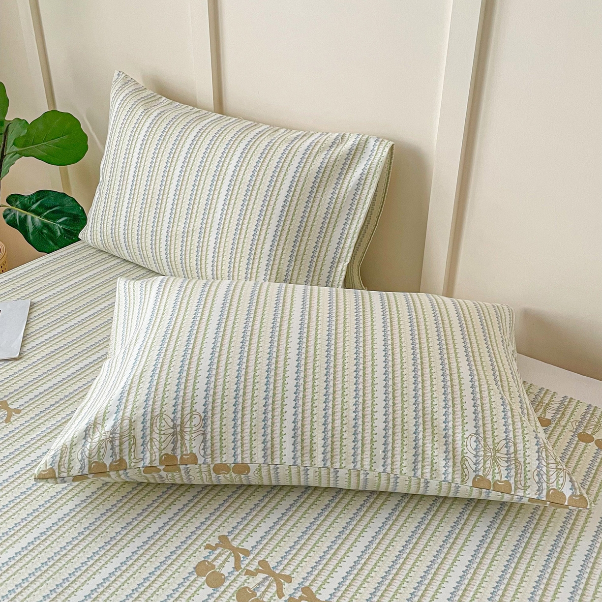 91家纺网 家纺一手货源 找家纺 首爱家纺2025新款花边款老粗布床单 樱桃条