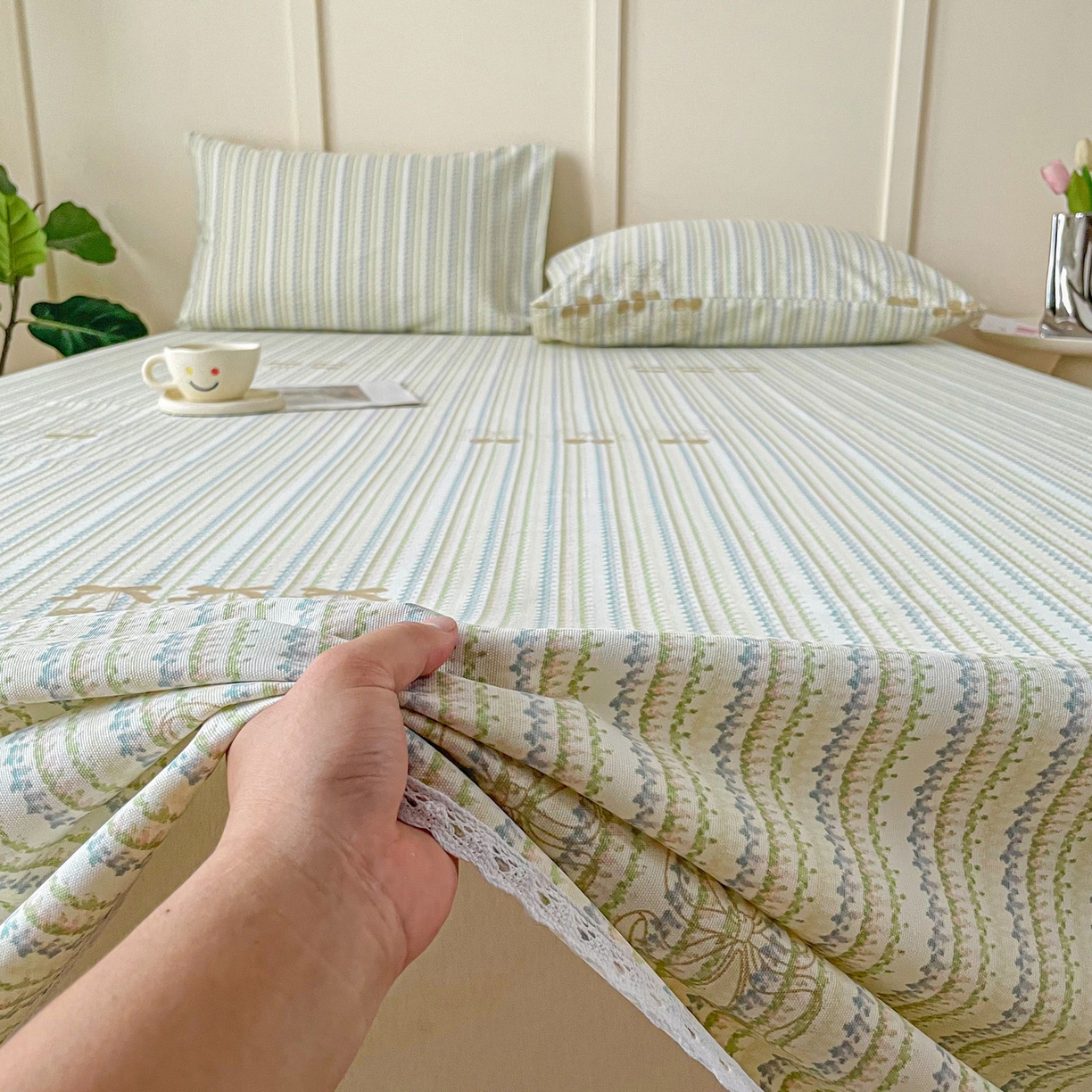 91家纺网 家纺一手货源 找家纺 首爱家纺2025新款花边款老粗布床单 樱桃条