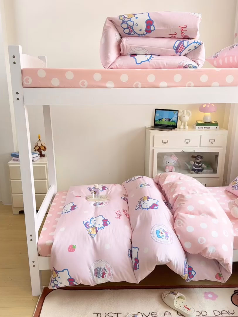 91家纺网 家纺一手货源 找家纺 博雅 2025春夏新款三丽鸥全棉纯棉卡通学生宿舍三件套上下铺三件套-小版 草莓蛋糕KT