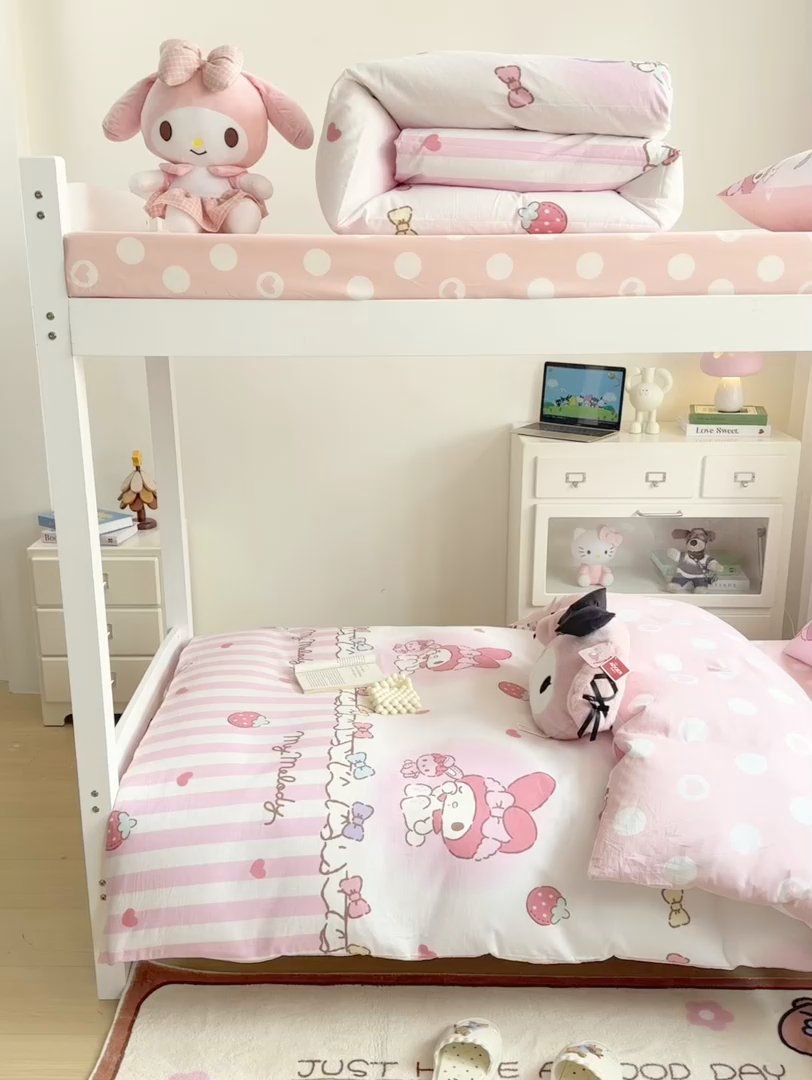 91家纺网 家纺一手货源 找家纺 博雅 2025春夏新款三丽鸥全棉纯棉卡通学生宿舍三件套上下铺三件套-小版 草莓条纹美乐蒂