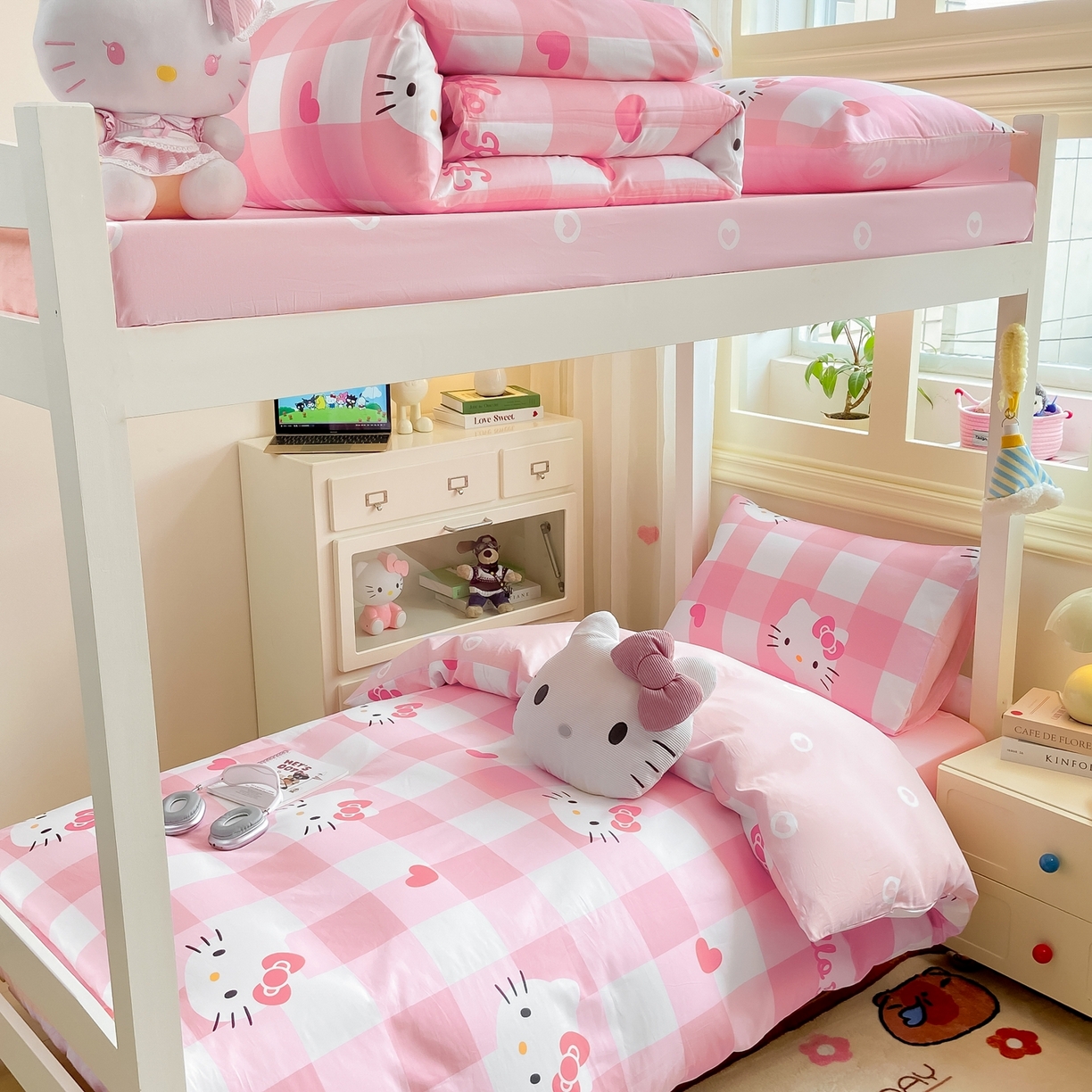 91家纺网 家纺一手货源 找家纺 博雅 2025春夏新款三丽鸥全棉纯棉卡通学生宿舍三件套上下铺三件套-小版 大粉格KT猫