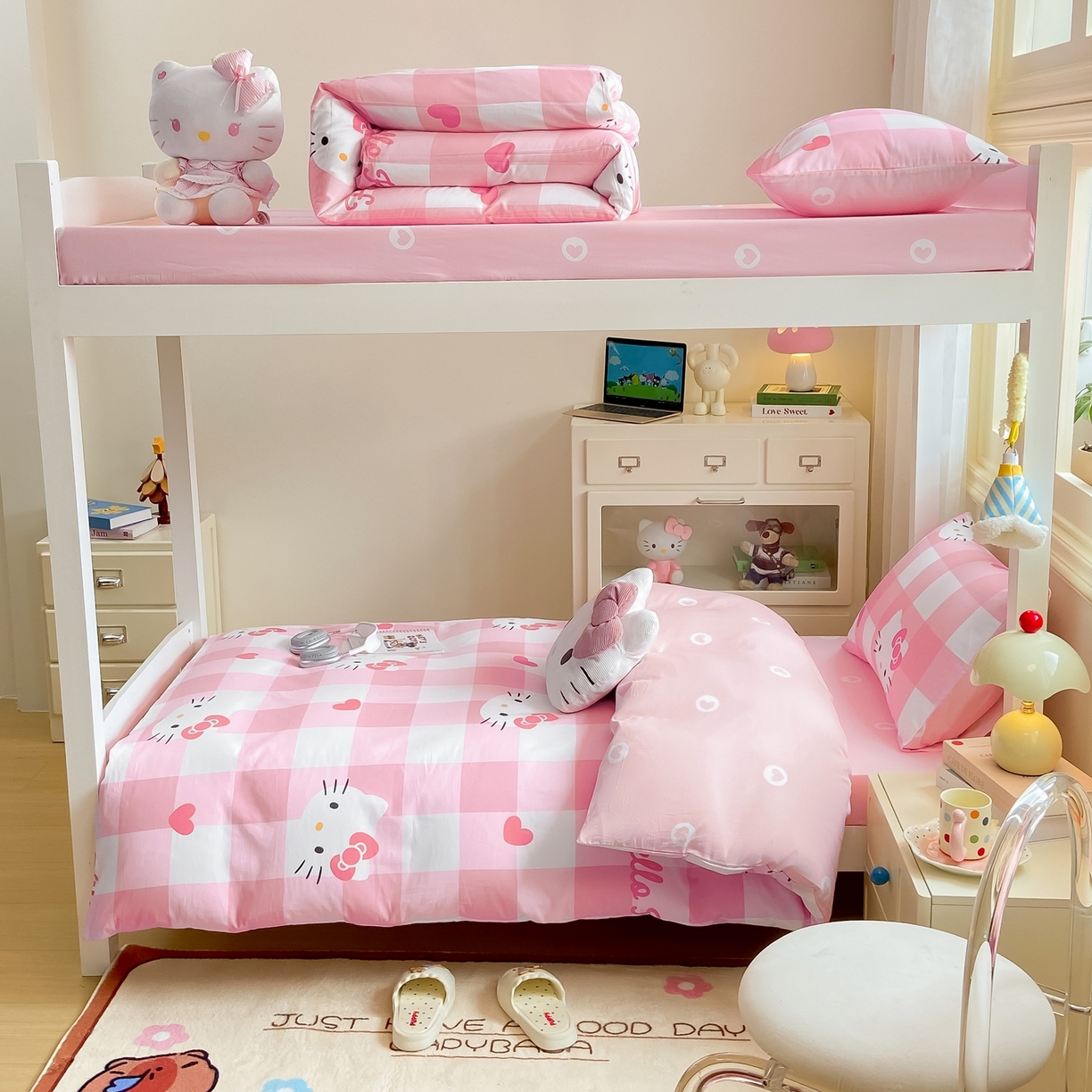 91家纺网 家纺一手货源 找家纺 博雅 2025春夏新款三丽鸥全棉纯棉卡通学生宿舍三件套上下铺三件套-小版 大粉格KT猫