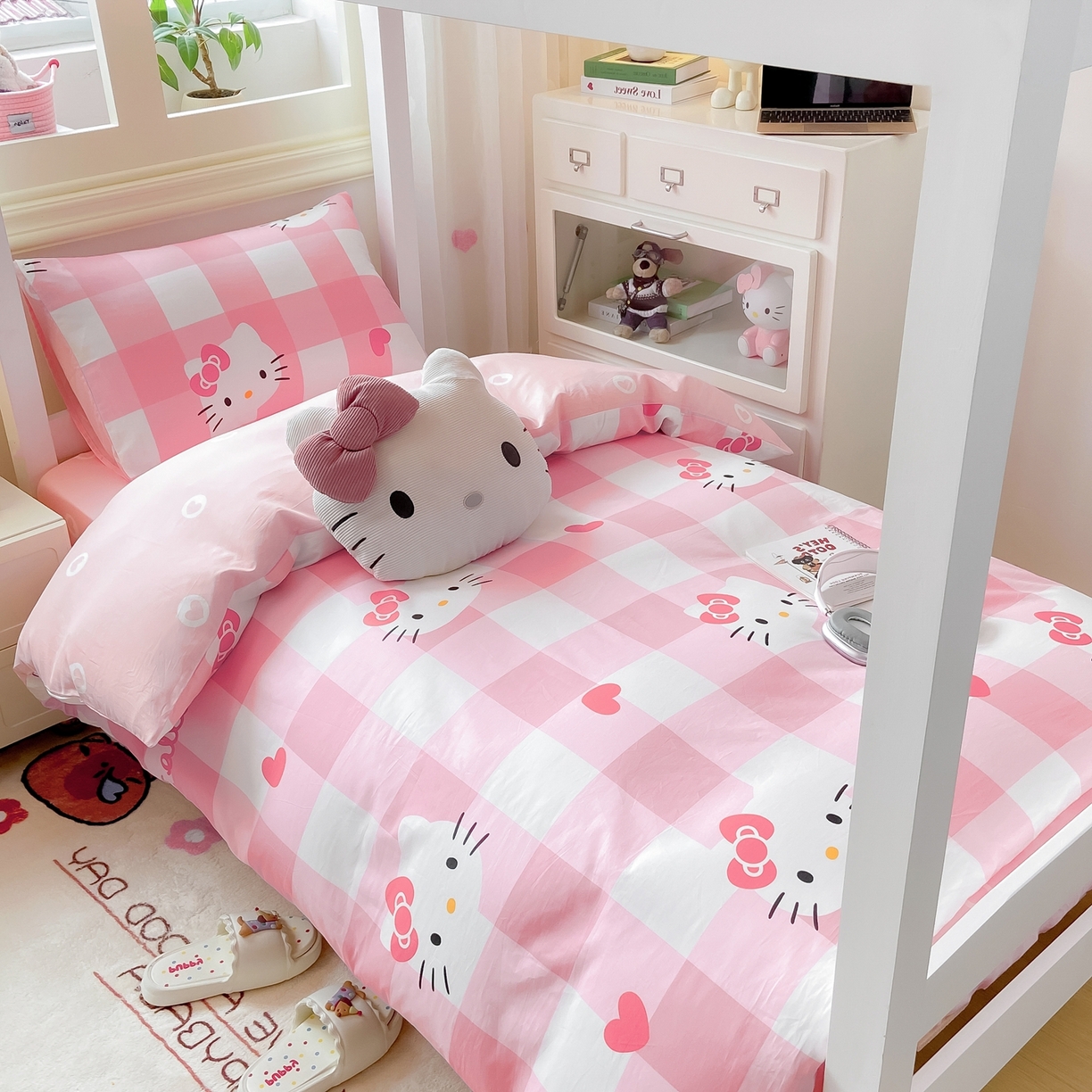 91家纺网 家纺一手货源 找家纺 博雅 2025春夏新款三丽鸥全棉纯棉卡通学生宿舍三件套上下铺三件套-小版 大粉格KT猫