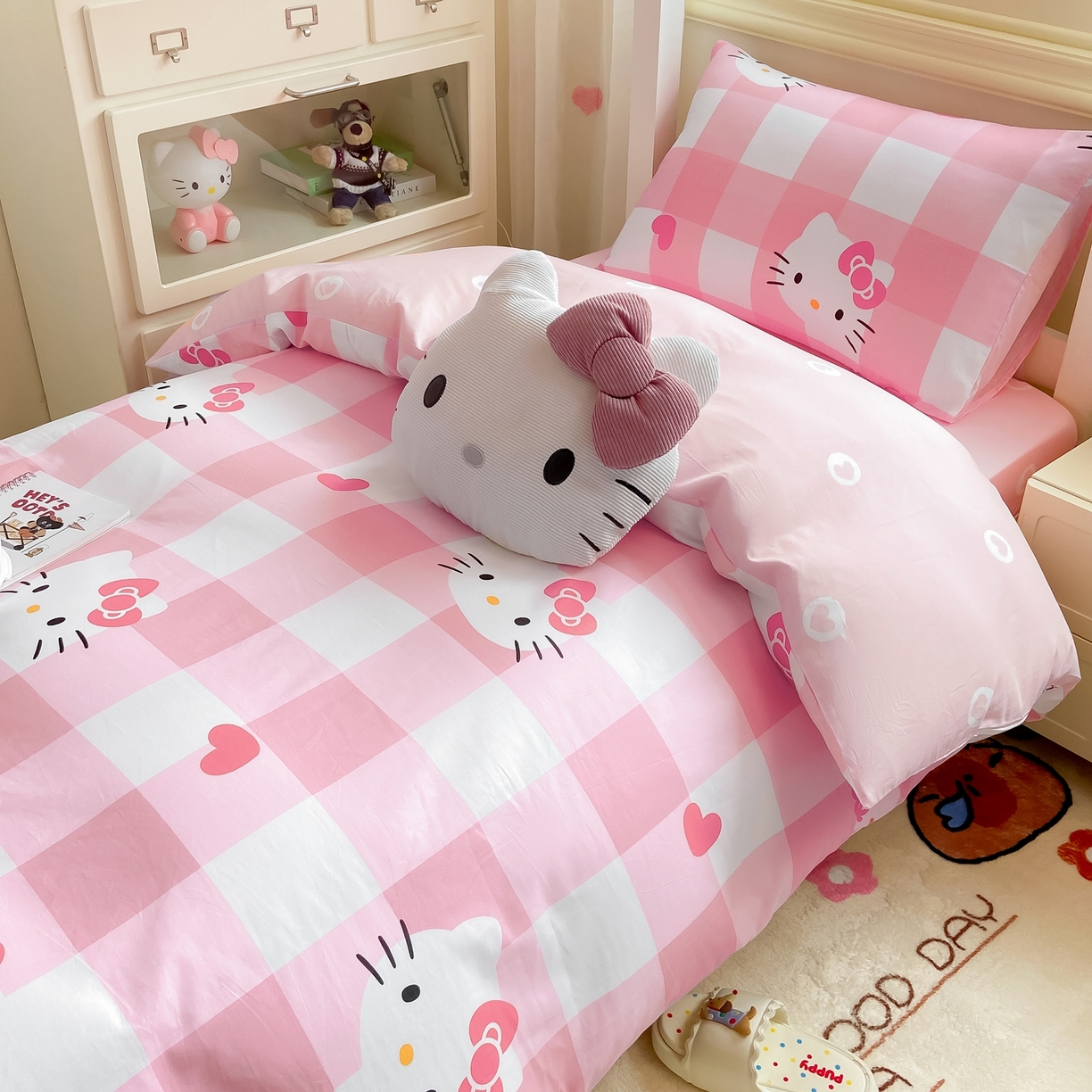 91家纺网 家纺一手货源 找家纺 博雅 2025春夏新款三丽鸥全棉纯棉卡通学生宿舍三件套上下铺三件套-小版 大粉格KT猫