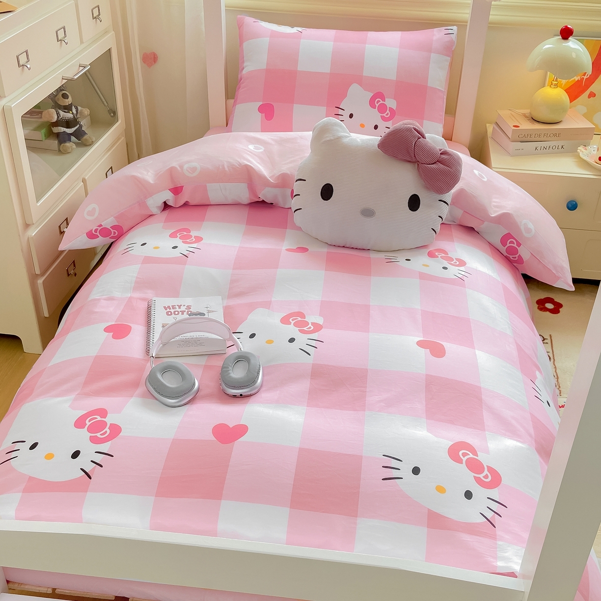 91家纺网 家纺一手货源 找家纺 博雅 2025春夏新款三丽鸥全棉纯棉卡通学生宿舍三件套上下铺三件套-小版 大粉格KT猫