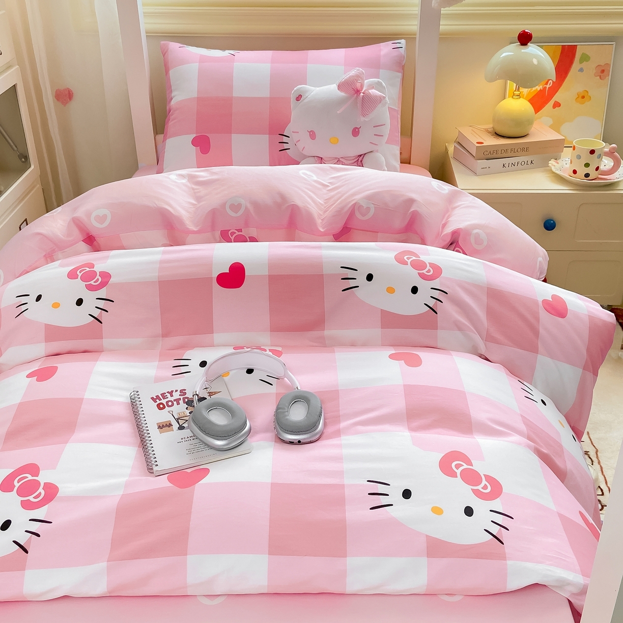 91家纺网 家纺一手货源 找家纺 博雅 2025春夏新款三丽鸥全棉纯棉卡通学生宿舍三件套上下铺三件套-小版 大粉格KT猫