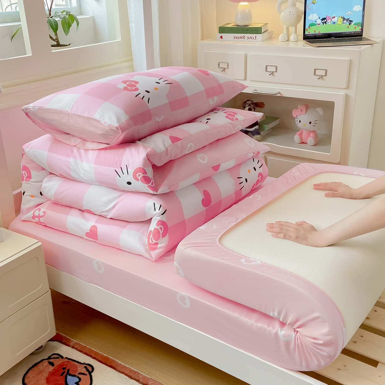 91家纺网 家纺一手货源 找家纺 博雅 2025春夏新款三丽鸥全棉纯棉卡通学生宿舍三件套上下铺三件套-小版 大粉格KT猫