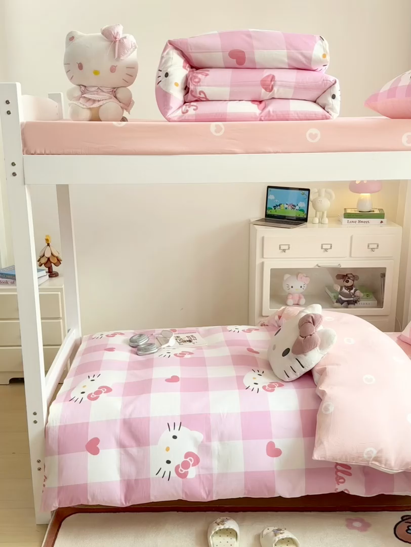 91家纺网 家纺一手货源 找家纺 博雅 2025春夏新款三丽鸥全棉纯棉卡通学生宿舍三件套上下铺三件套-小版 大粉格KT猫