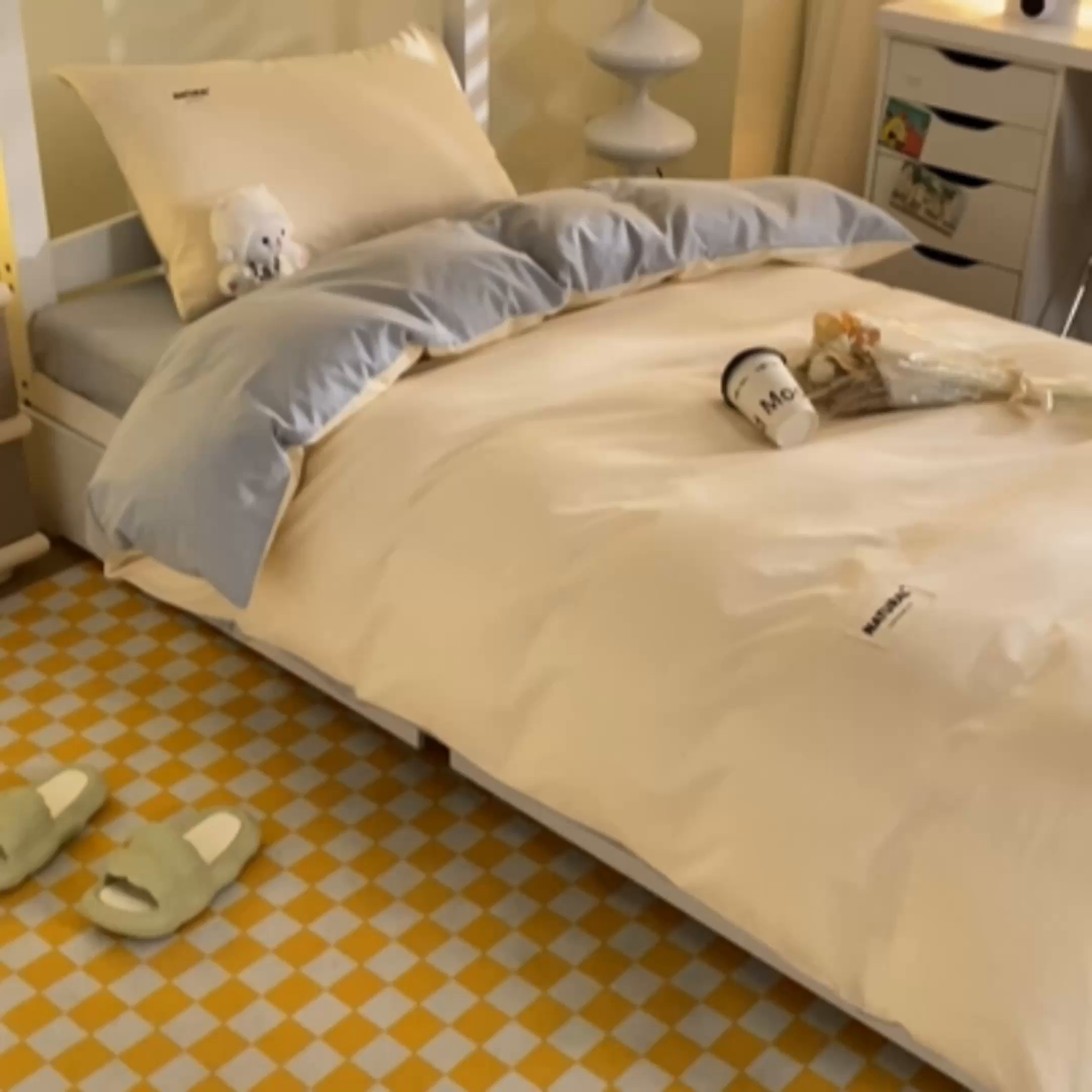 91家纺网 家纺一手货源 找家纺 佳汐蓝家纺 2025新款A类全棉水洗棉学生三件套 贴标-奶昔白+海青