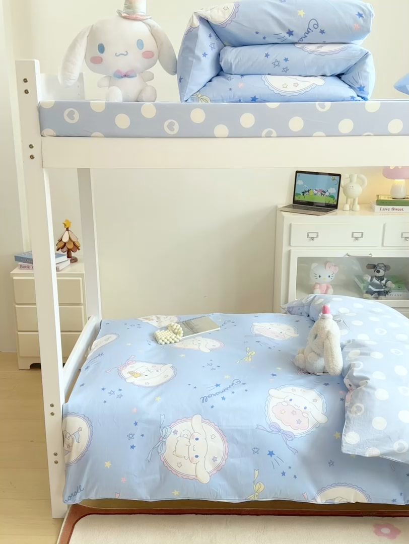 91家纺网 家纺一手货源 找家纺 博雅 2025春夏新款三丽鸥全棉纯棉卡通学生宿舍三件套上下铺三件套-小版 蓝色玉桂狗