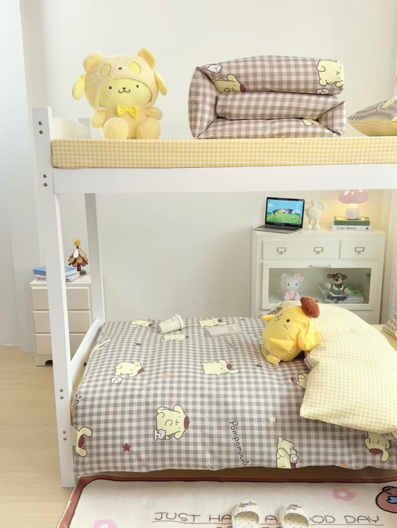 91家纺网 家纺一手货源 找家纺 博雅 2025春夏新款三丽鸥全棉纯棉卡通学生宿舍三件套上下铺三件套-小版 巧克力布丁狗