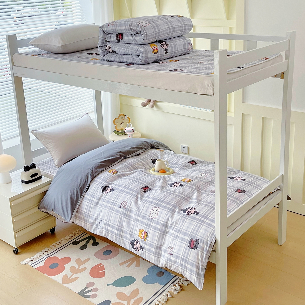 91家纺网 家纺一手货源 找家纺 金鑫汇家纺2025新款全棉纯棉宿舍印花学生宿舍上下铺三件套单被套 无畏申公豹·灰