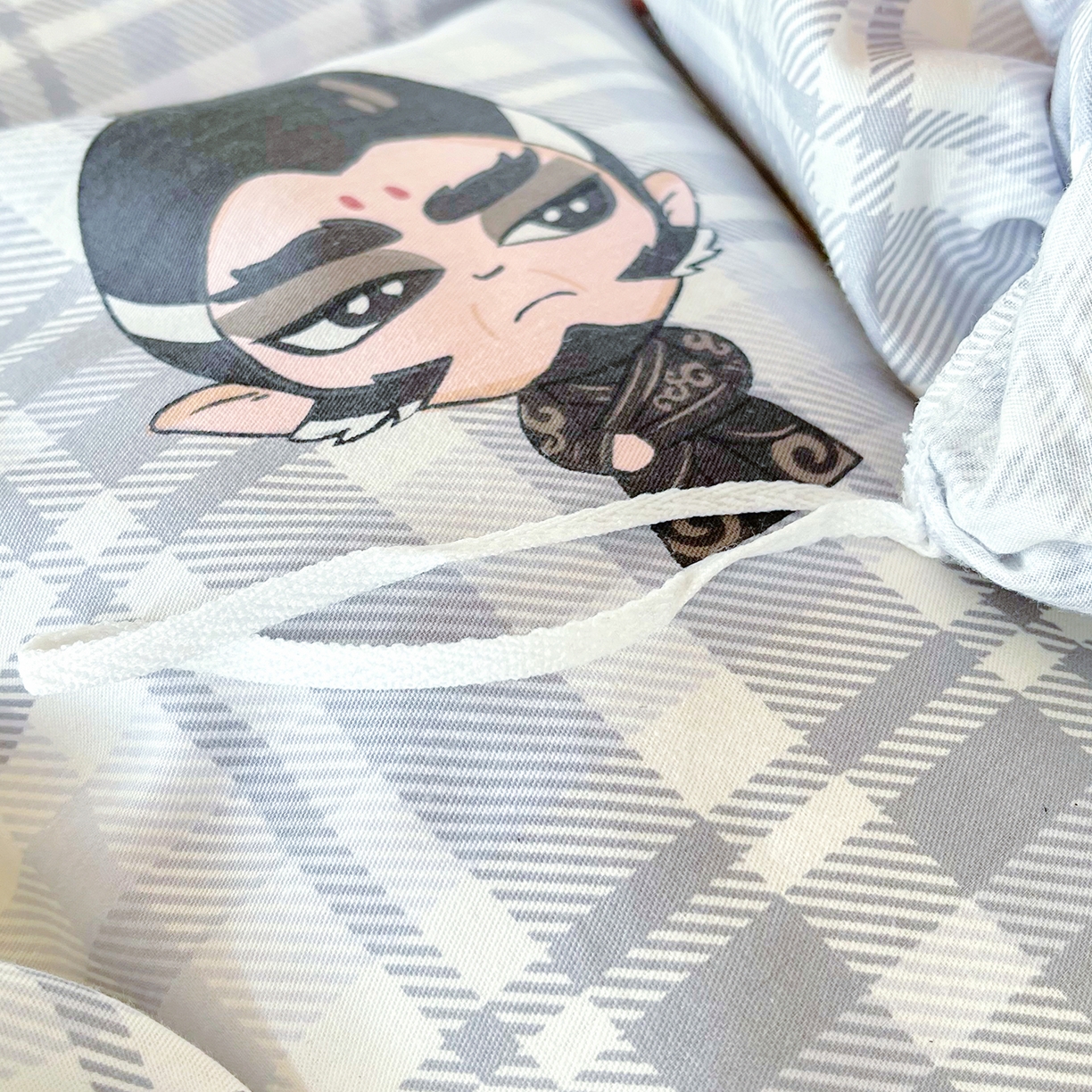 91家纺网 家纺一手货源 找家纺 金鑫汇家纺2025新款全棉纯棉宿舍印花学生宿舍上下铺三件套单被套 无畏申公豹·灰