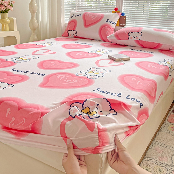 91家纺网 家纺一手货源 找家纺 极梦家纺 2025新款磨毛植物羊绒印花单床笠三件套学生宿舍 粉心熊床笠款