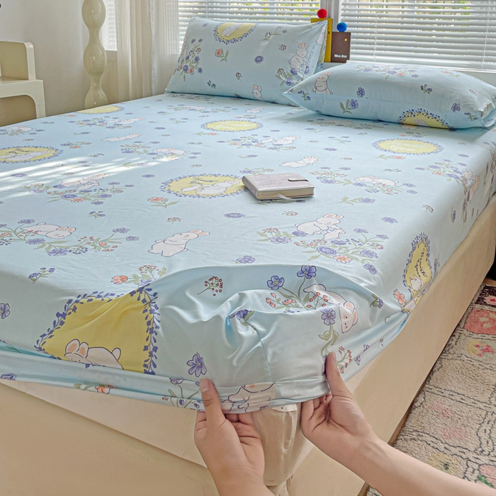 91家纺网 家纺一手货源 找家纺 极梦家纺 2025新款磨毛植物羊绒印花单床笠三件套学生宿舍 蓝白兔床笠款