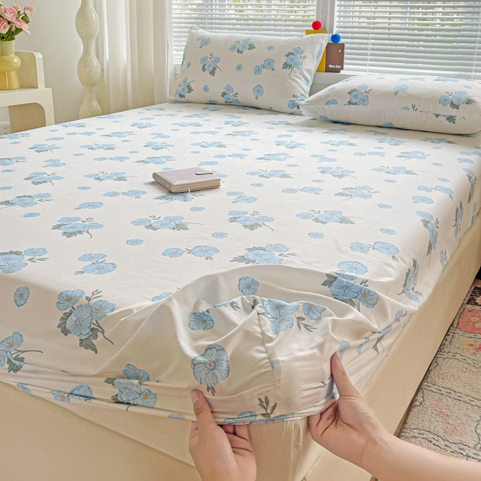 91家纺网 家纺一手货源 找家纺 极梦家纺 2025新款磨毛植物羊绒印花单床笠三件套学生宿舍 蓝樱花语床笠款