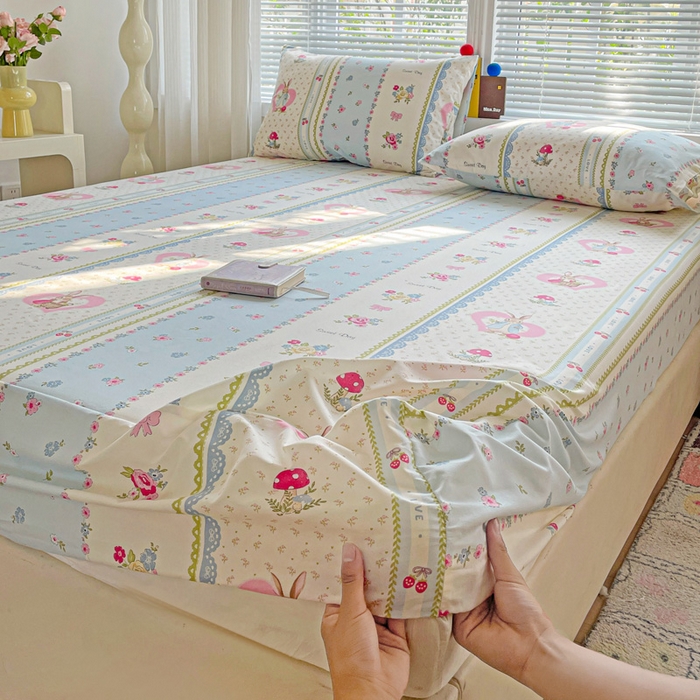 91家纺网 家纺一手货源 找家纺 极梦家纺 2025新款磨毛植物羊绒印花单床笠三件套学生宿舍 小兔蘑菇床笠款