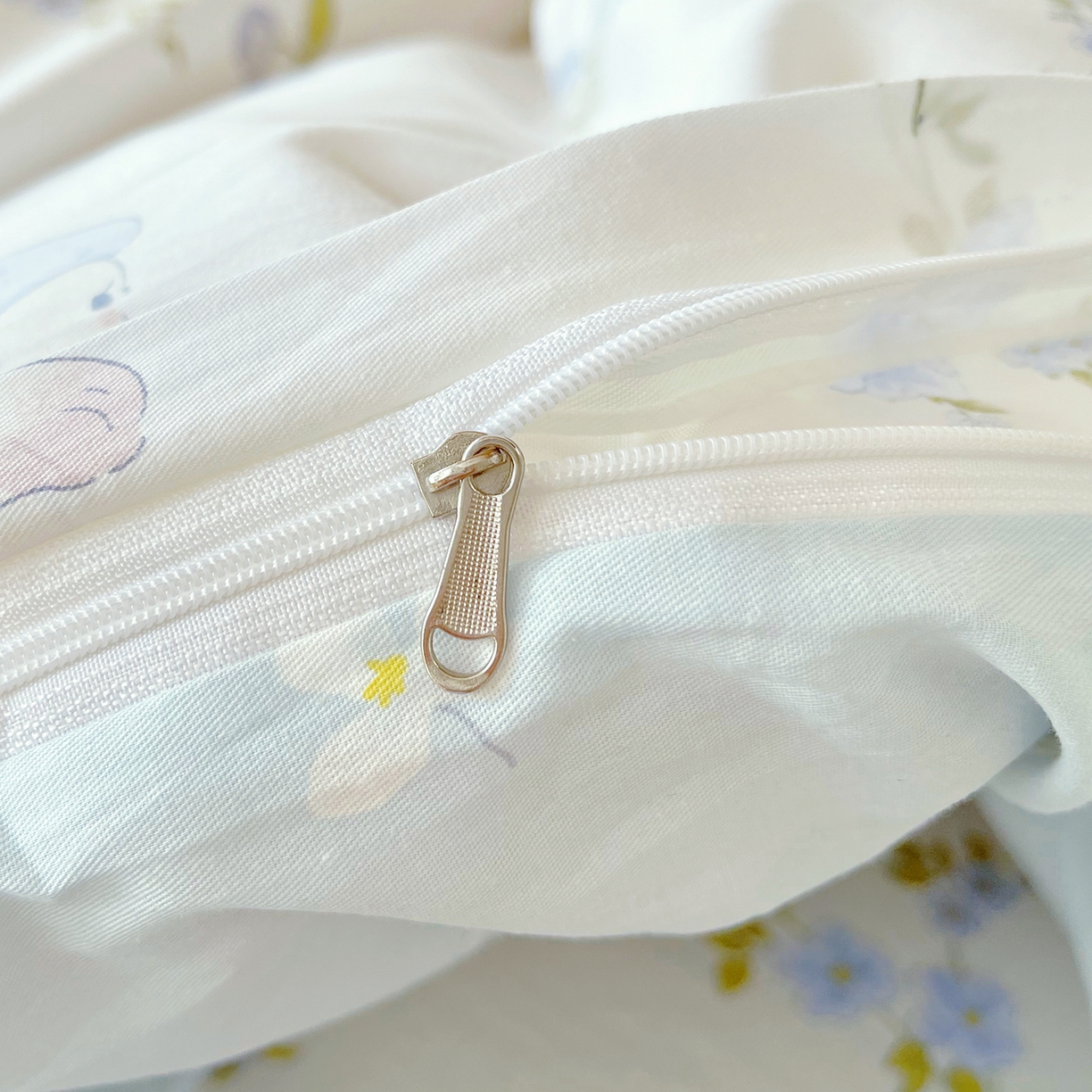 91家纺网 家纺一手货源 找家纺 金鑫汇家纺2025新款全棉纯棉宿舍印花学生宿舍上下铺三件套单被套 花丛兔