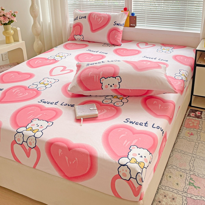 91家纺网 家纺一手货源 找家纺 极梦家纺 2025新款磨毛植物羊绒印花单床笠三件套学生宿舍 粉心熊床笠款