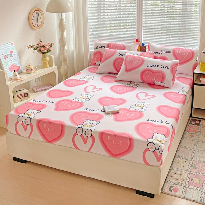 91家纺网 家纺一手货源 找家纺 极梦家纺 2025新款磨毛植物羊绒印花单床笠三件套学生宿舍 粉心熊床笠款