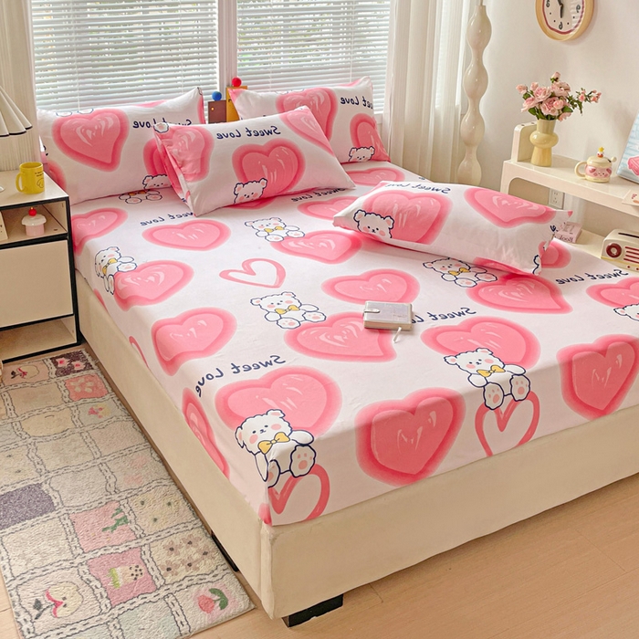 91家纺网 家纺一手货源 找家纺 极梦家纺 2025新款磨毛植物羊绒印花单床笠三件套学生宿舍 粉心熊床笠款