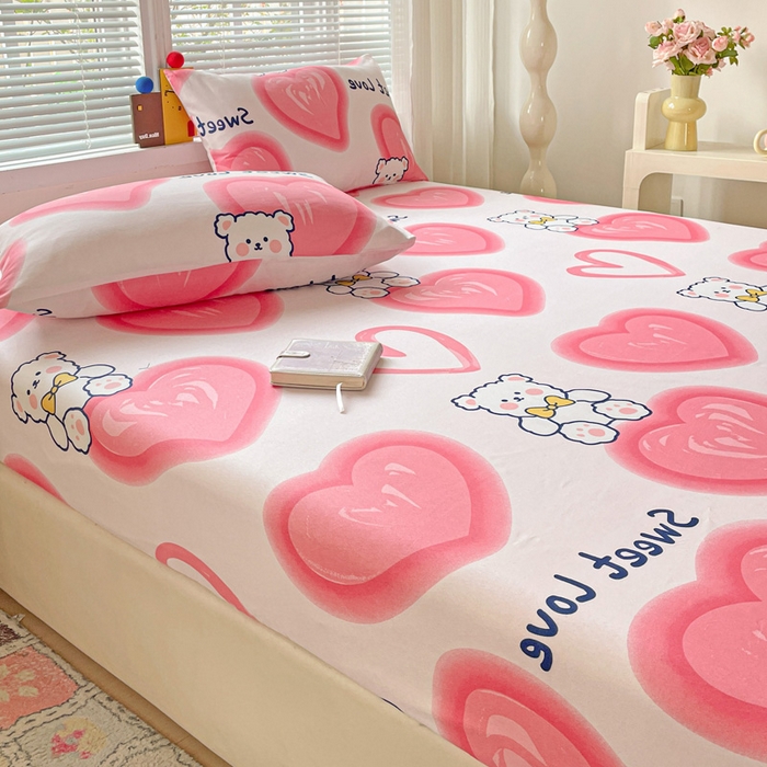 91家纺网 家纺一手货源 找家纺 极梦家纺 2025新款磨毛植物羊绒印花单床笠三件套学生宿舍 粉心熊床笠款