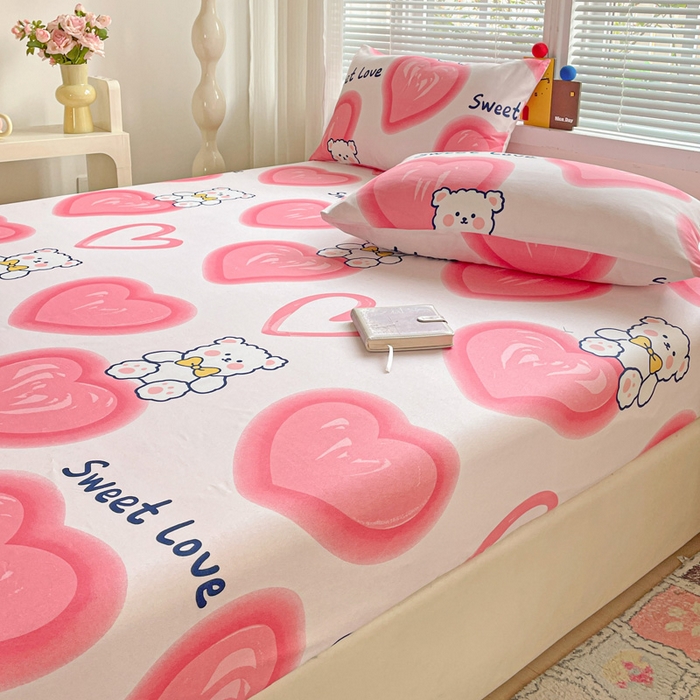 91家纺网 家纺一手货源 找家纺 极梦家纺 2025新款磨毛植物羊绒印花单床笠三件套学生宿舍 粉心熊床笠款