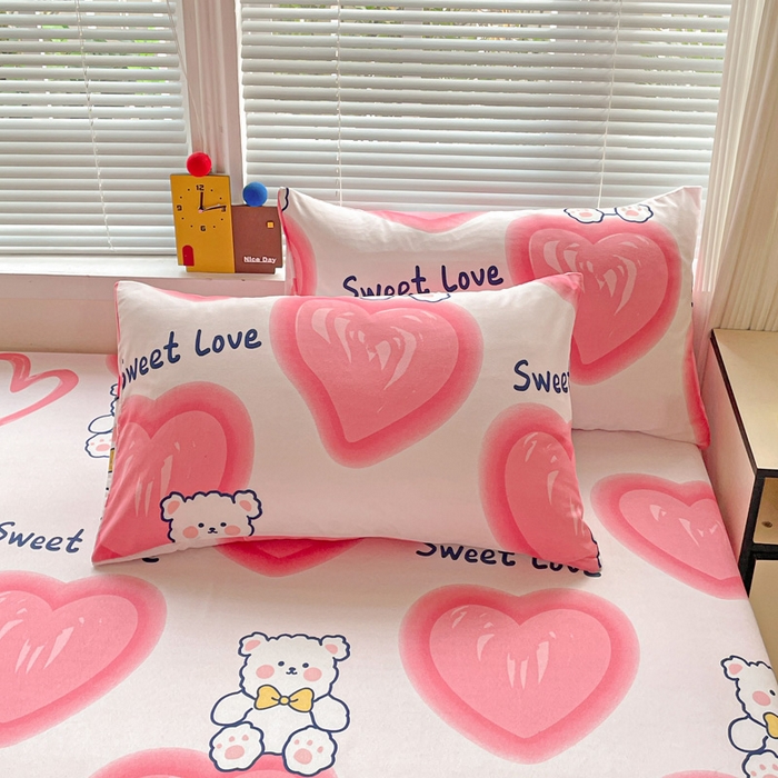 91家纺网 家纺一手货源 找家纺 极梦家纺 2025新款磨毛植物羊绒印花单床笠三件套学生宿舍 粉心熊床笠款