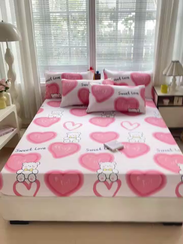 91家纺网 家纺一手货源 找家纺 极梦家纺 2025新款磨毛植物羊绒印花单床笠三件套学生宿舍 粉心熊床笠款