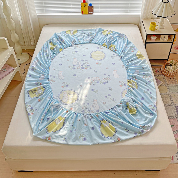 91家纺网 家纺一手货源 找家纺 极梦家纺 2025新款磨毛植物羊绒印花单床笠三件套学生宿舍 蓝白兔床笠款