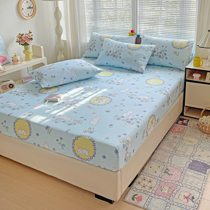 91家纺网 家纺一手货源 找家纺 极梦家纺 2025新款磨毛植物羊绒印花单床笠三件套学生宿舍 蓝白兔床笠款