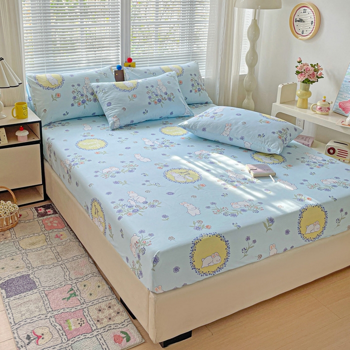 91家纺网 家纺一手货源 找家纺 极梦家纺 2025新款磨毛植物羊绒印花单床笠三件套学生宿舍 蓝白兔床笠款