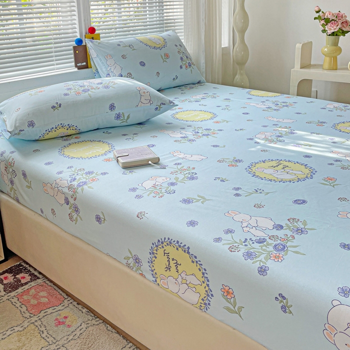 91家纺网 家纺一手货源 找家纺 极梦家纺 2025新款磨毛植物羊绒印花单床笠三件套学生宿舍 蓝白兔床笠款