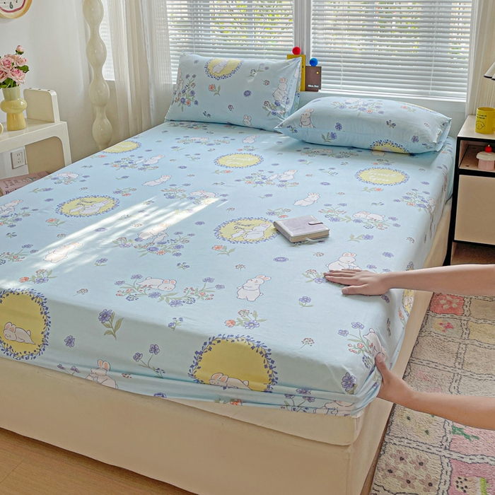 91家纺网 家纺一手货源 找家纺 极梦家纺 2025新款磨毛植物羊绒印花单床笠三件套学生宿舍 蓝白兔床笠款